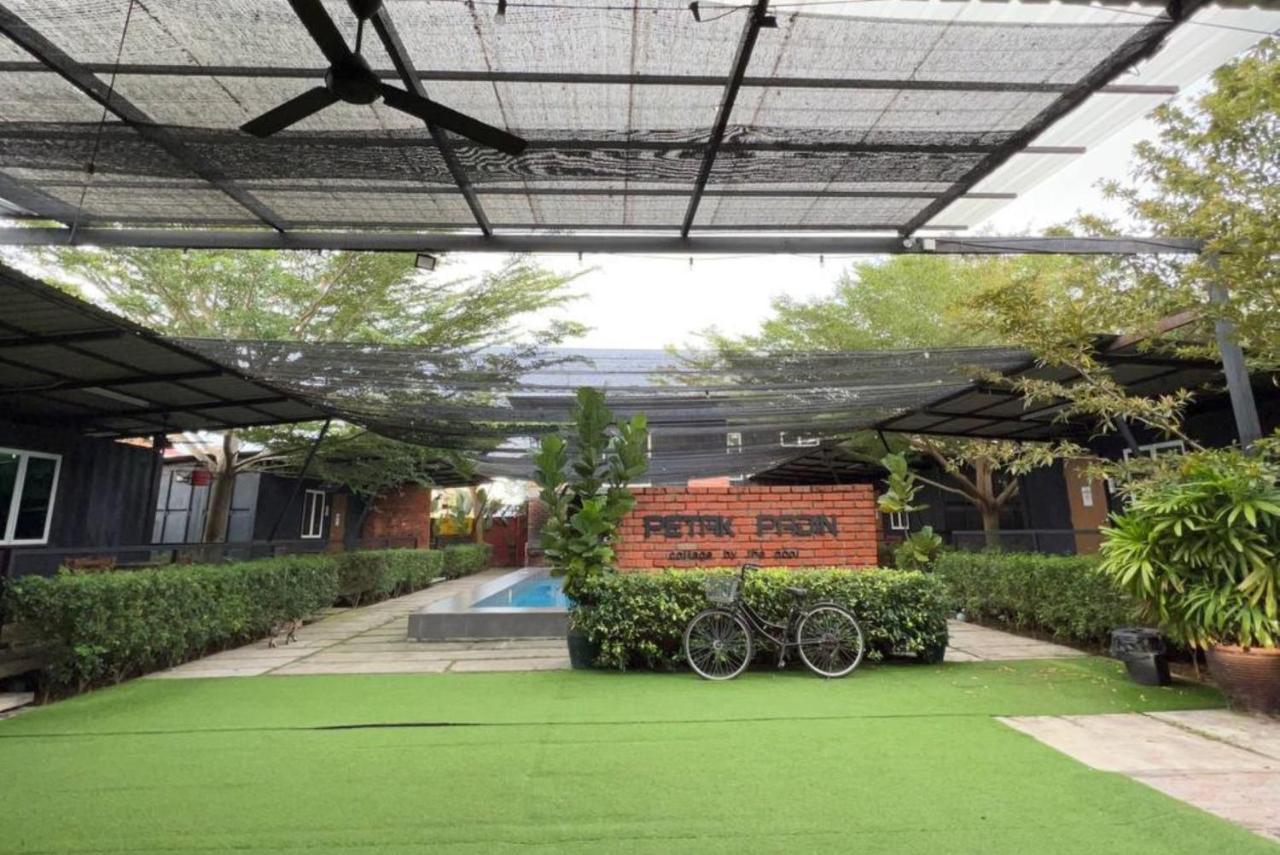 Petak Padin Cottage By The Pool, Kepala Batas  Exteriér fotografie